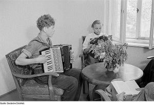 Fotothek_df_roe-neg_0002478_002_Jugendliche_beim_Musizieren